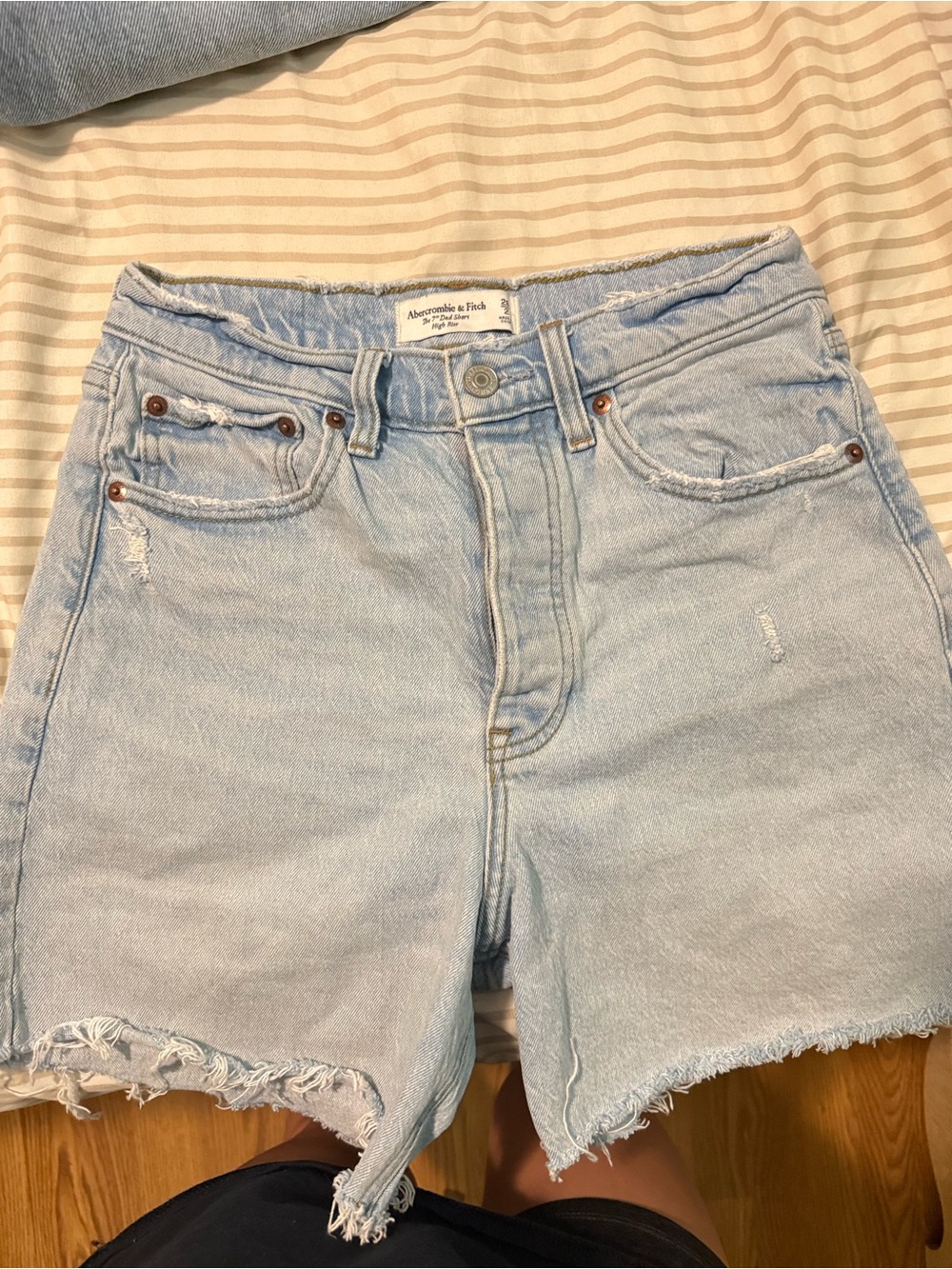 Abercrombie & Fitch Light Wash Frayed Hem 7”Denim Shorts